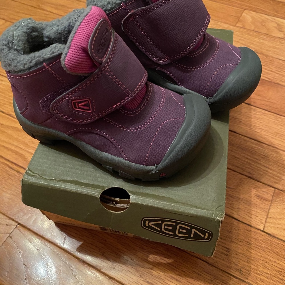 Keens toddler boots. Velcro closure waterproof. Kootenay WP. Sz 9. Lightly used.